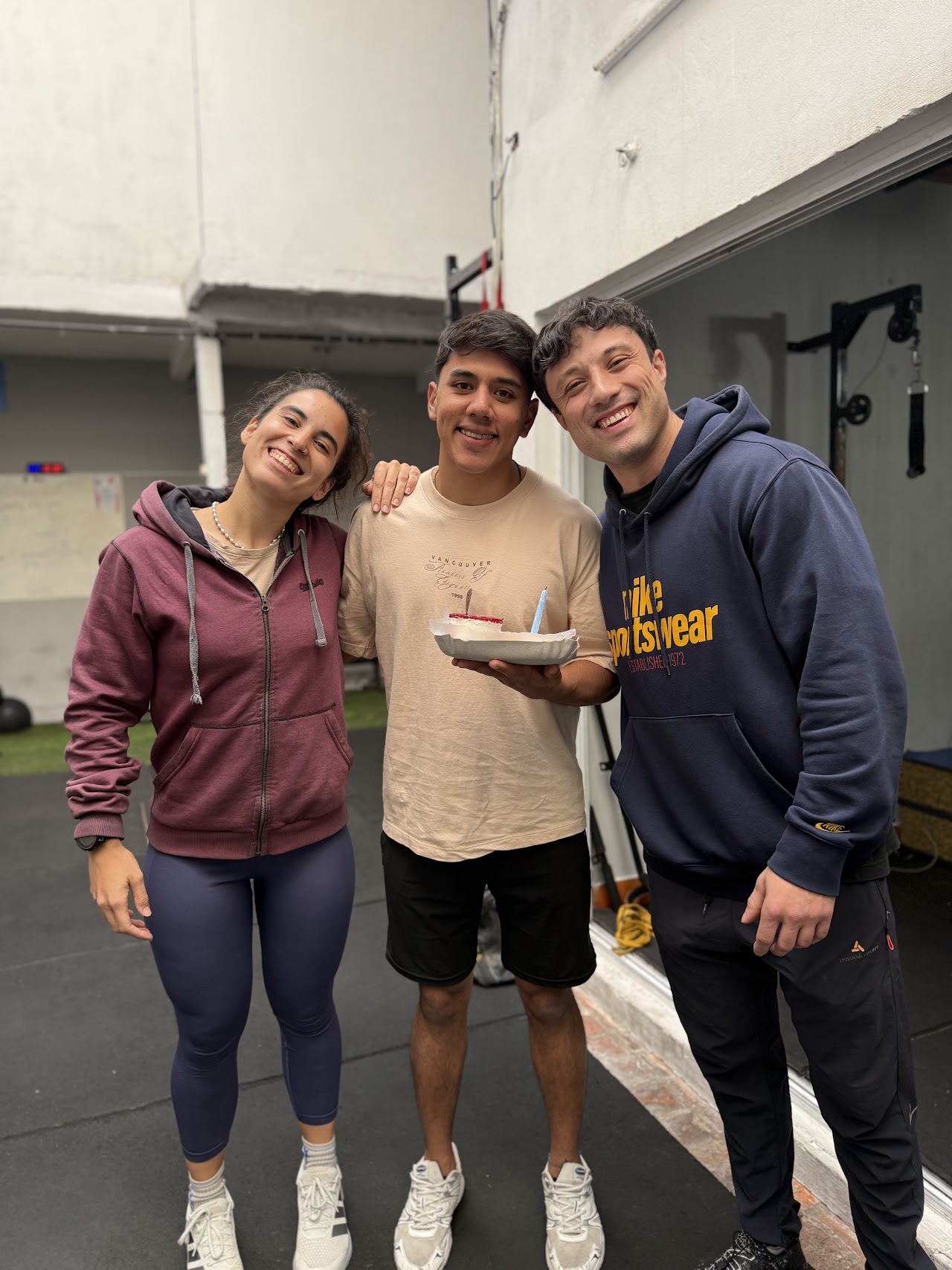Equipo de Gimnasio High Bamba Fitness compartiendo un festejo en el gimnasio